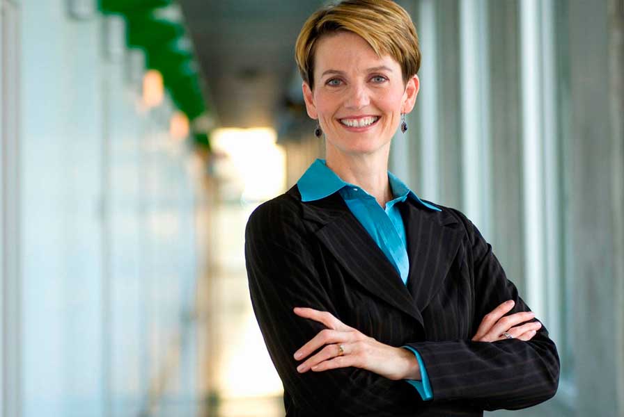 women working in healthcare women working in healthcare